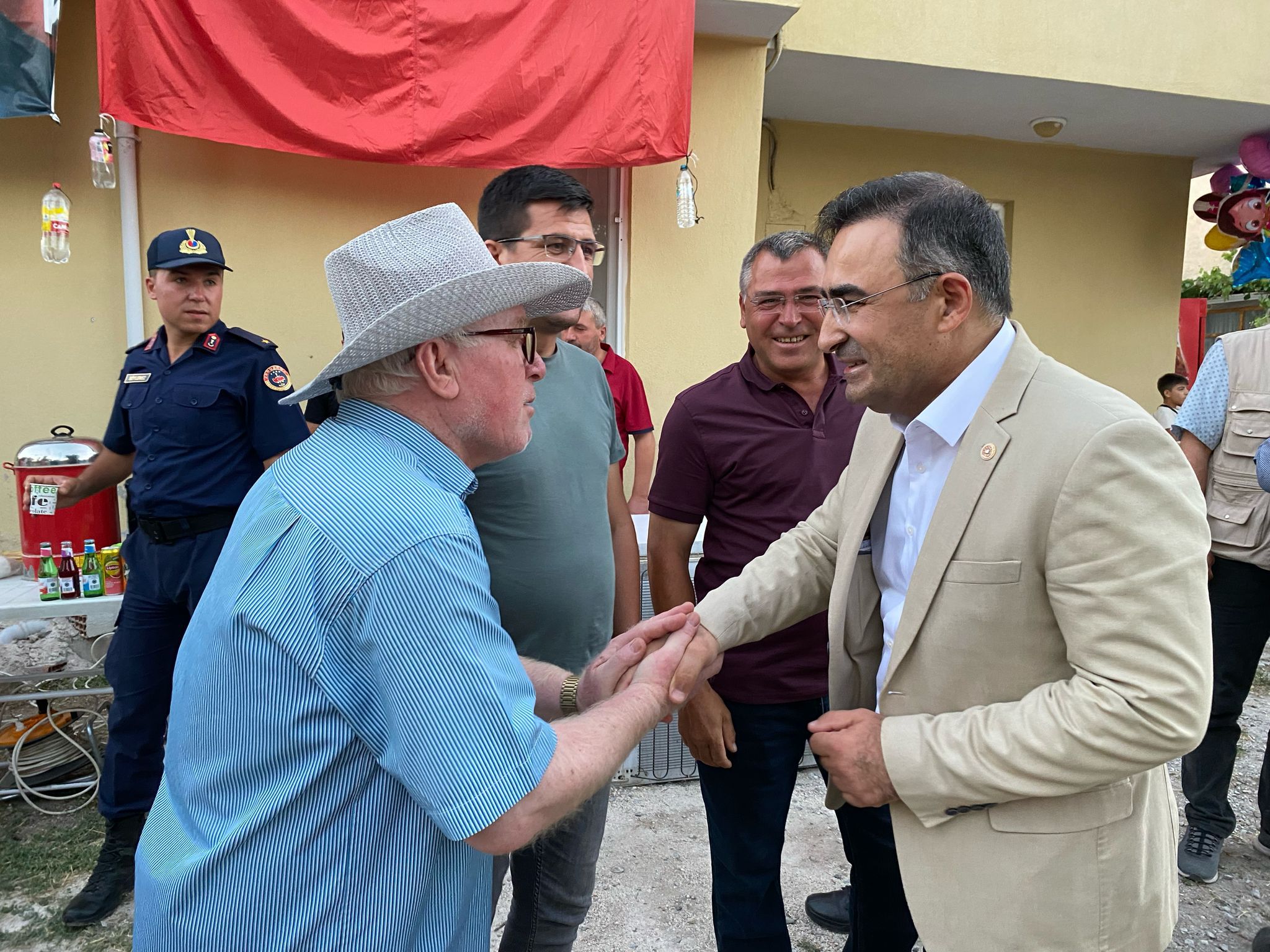 “Meclis tatile girdi ama biz milletimizin yanındayız, sahadayız”